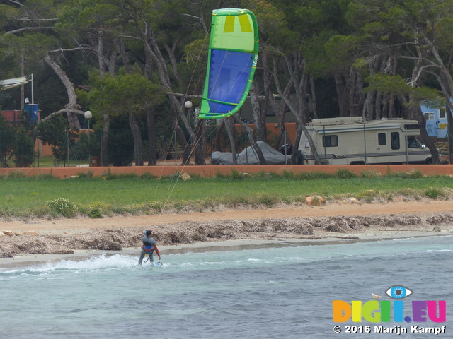 FZ027900 Kite surfer